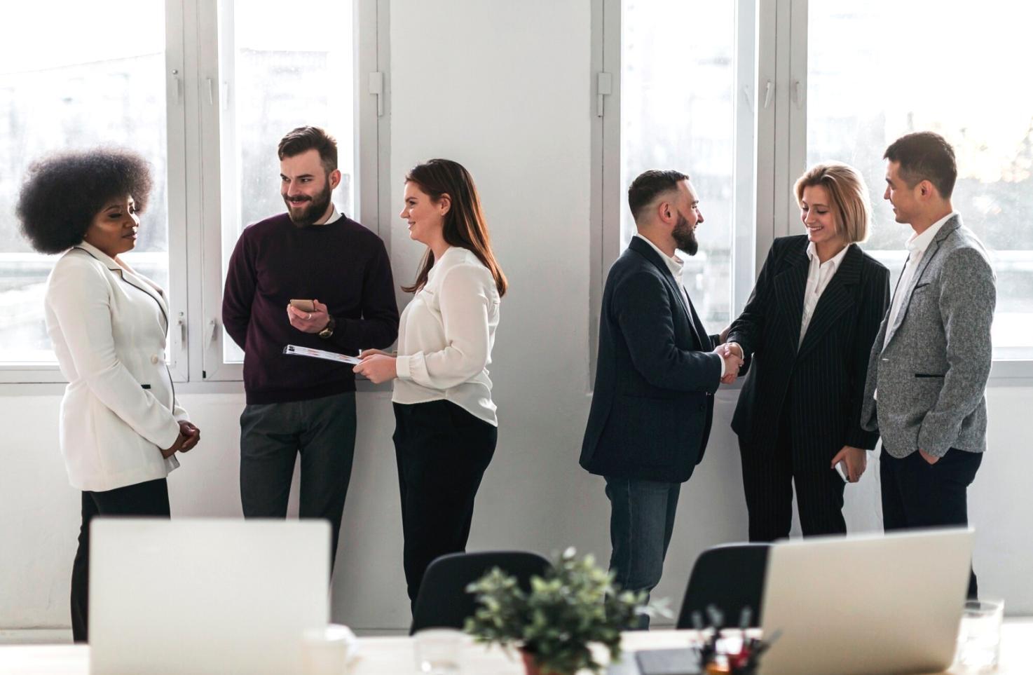 Profesionales trabajando en análisis financiero empresarial